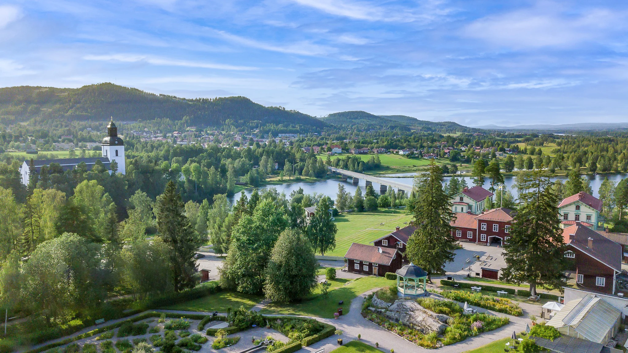 Vy över järvsö med stenegård och kyrkan